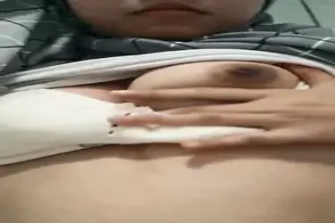 Ilyani Jilbab Kemeja Kotak Kotak Pamer Toket